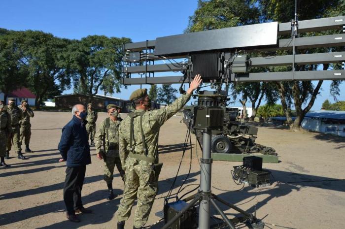 Ministro de Defensa Nacional, Javier García observando radar junto a personal del Ejército