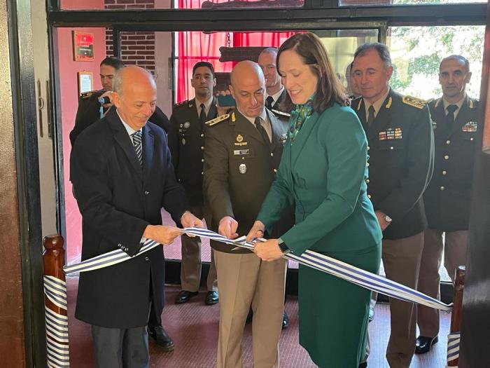 Ministro de Defensa cortando cinta de inauguración junto a la embajadora de Estados Unidos