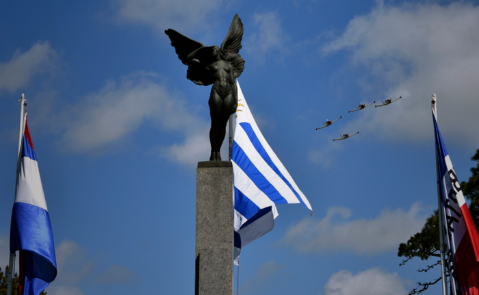 Monumento Mujer Alada Fuerza Aérea Uruguaya