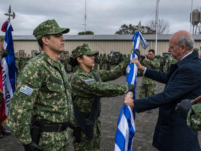 Entrega del pabellón nacional por parte del Ministro García