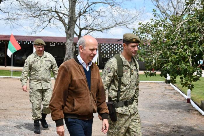Ministro de Defensa García junto a autoridades del Ejército visitando el Escuadrón Vichadero