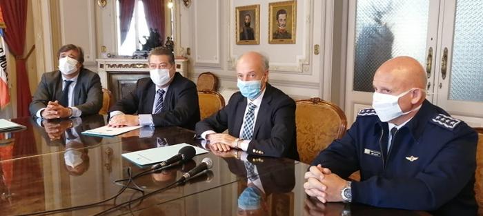 Firma de Convenio Autoridades presentando el convenio