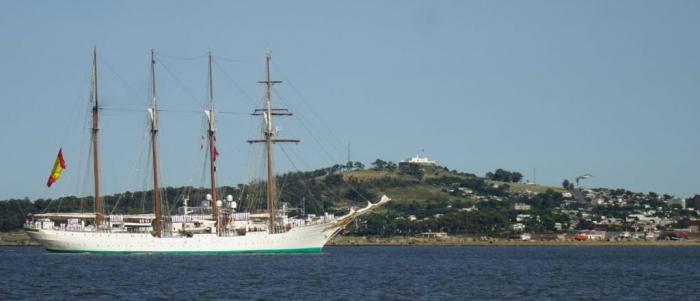 Buque Escuela "Juan Sebastián de Elcano" Buque Escuela "Juan Sebastián de Elcano" con el Cerro de Montevideo de fondo