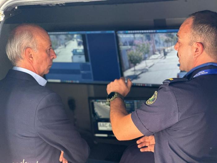 Ministro de Defensa Nacional Javier García junto a personal de la Policía Nacional