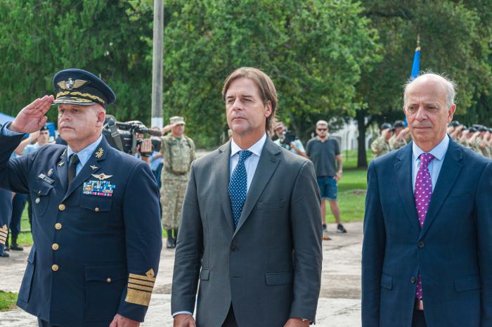 Comandante FAU de León, presidente Lacalle Pou y ministro Javier García