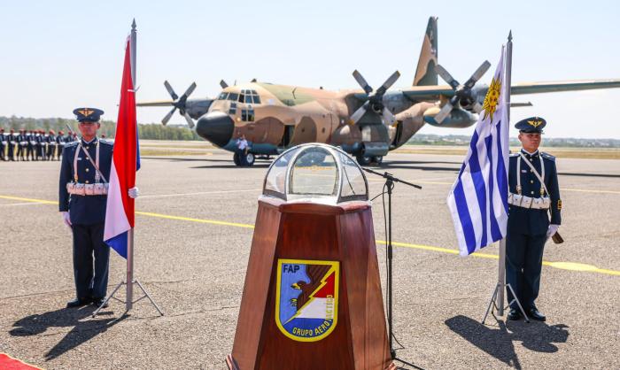 Tripulación del KC-130 Hércules en Paraguay Tripulación del KC-130 Hércules en Paraguay