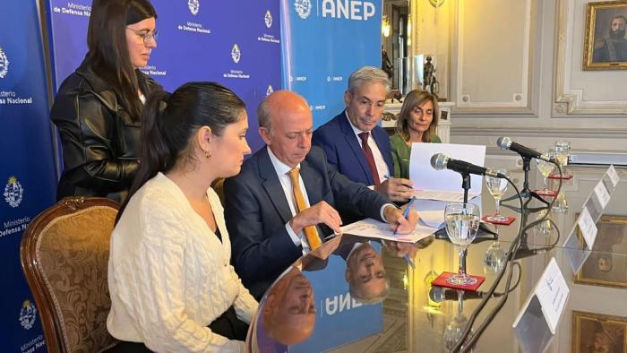 Ministro Javier García y Presidente de Anep, Robert Silva firmando convenio Ministro Javier García y Presidente de Anep, Robert Silva firmando convenio