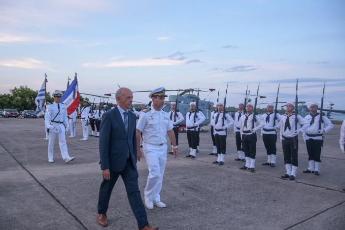 Ministro pasando revista en Aviación Naval