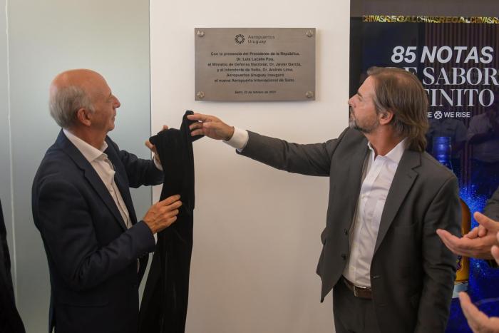 Presidente y Ministro descubren la placa Presidente y Ministro descubren la placa