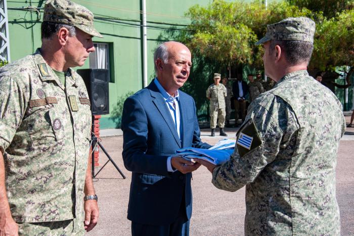 Ministro entregando la bandera de la Misión