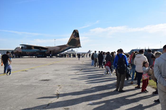 Visita a las aeronaves de la FAU