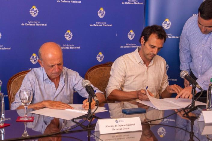 Ministro Javier García y presidente de Acau, Facundo Ponce de León firmando convenio