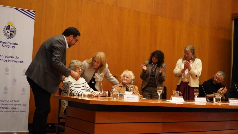Homenaje a las madres de detenidos desaparecidos
