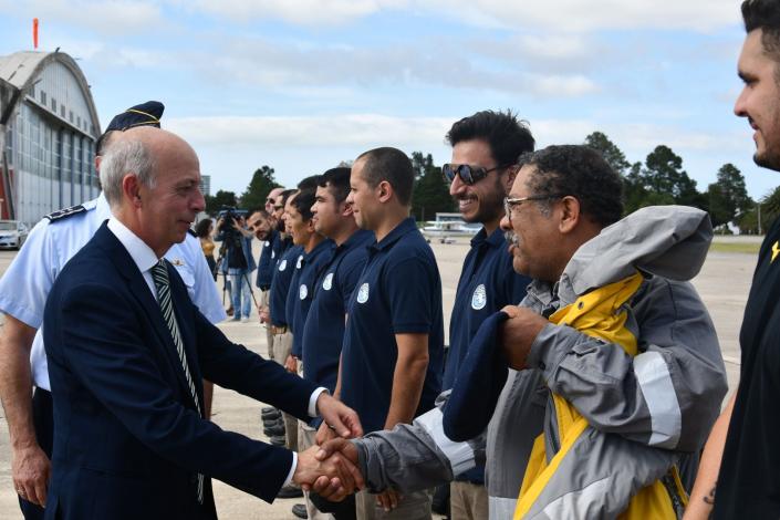 Ministro saludando a dotación que parte hacia la Base Antártica Uruguaya