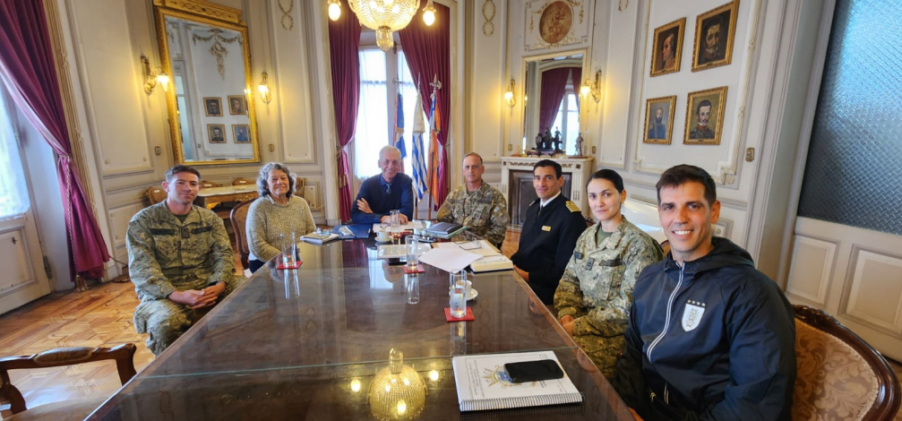 Reunión con representantes de las Fuerzas Armadas 