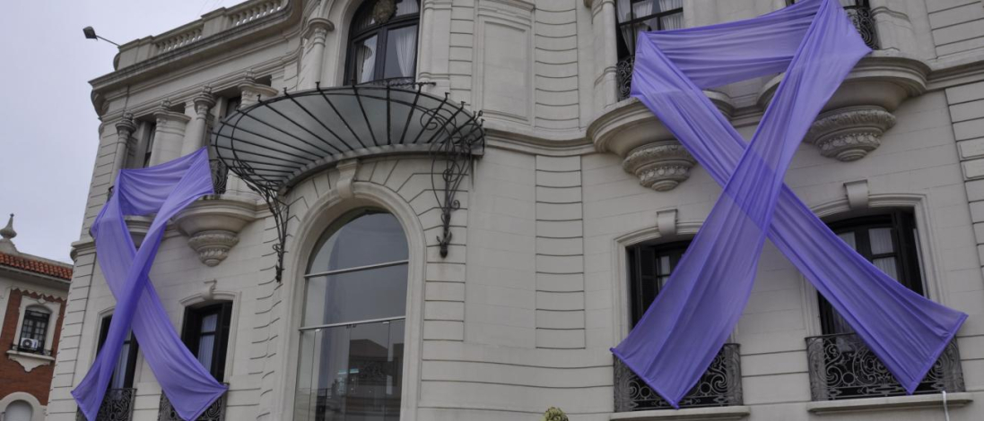 Fachada del edificio del Ministerio de Defensa con cintas violetas por el Día internacional de la eliminación de la viol