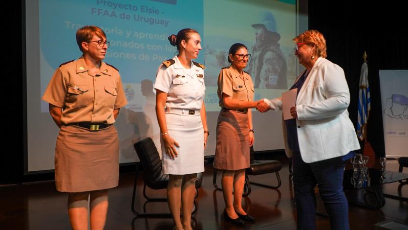Conversatorio sobre experiencias de mujeres en Misiones de Paz