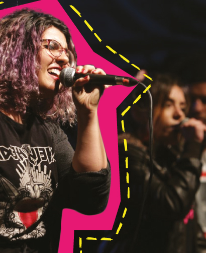 Mujer joven cantando y delimitada por una linea punteada