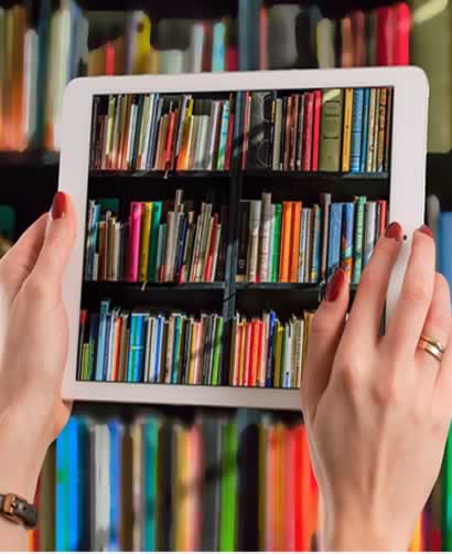 manos que sostienen una tablet