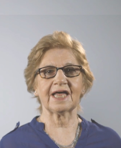 Persona mayor mira de frente. Extraído de un audiovisual