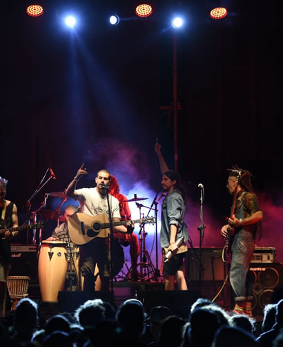 banda de música en un escenario