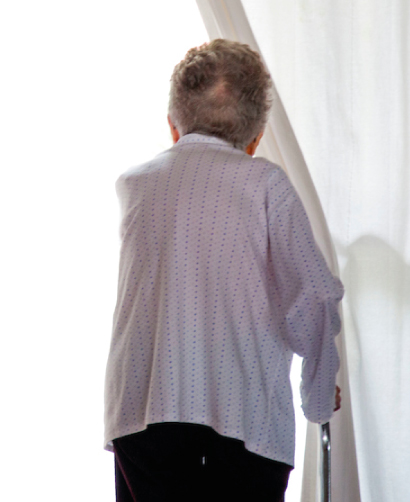 Mujer mira por una ventan