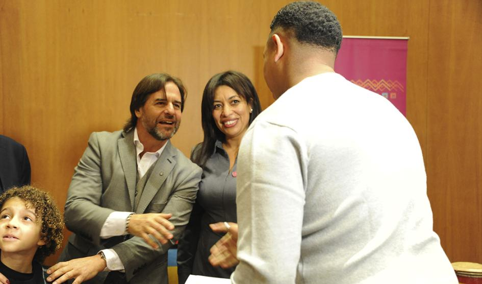 La gerenta del Área de Promoción Sociocultural del MIDES de junto al Presidente de la República