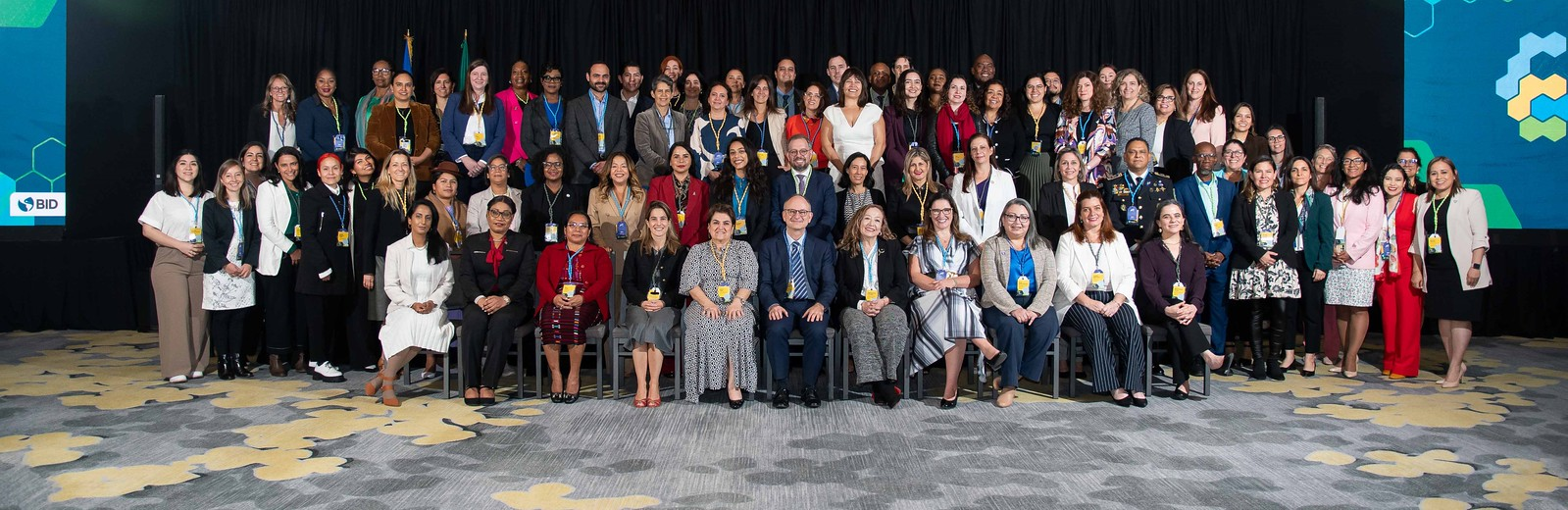 Foto de familia con las autoridades participantes en la actividad