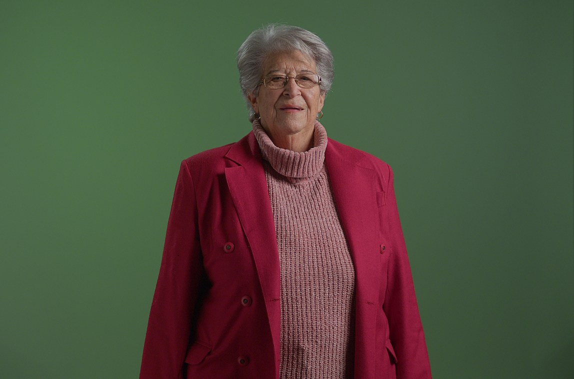 Mujer mira de frente