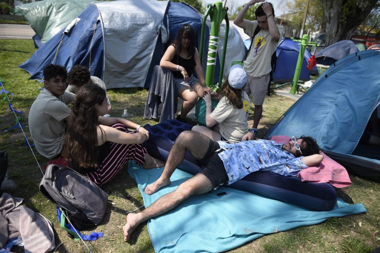 Jóvenes descansando al aire libre