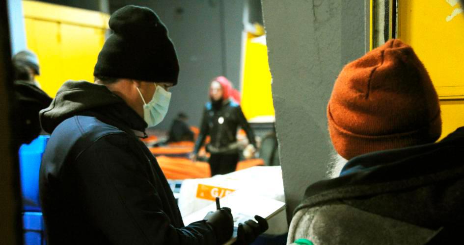 persona encuestando a otra persona en centro de evacuados