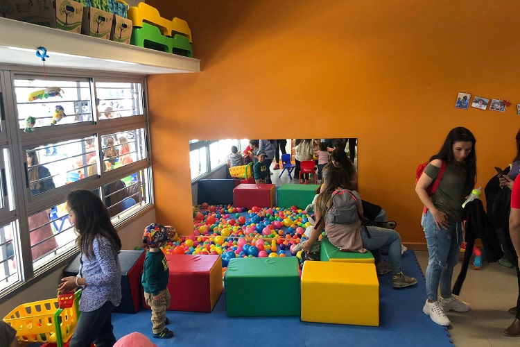 Más de 200 centros de atención y cuidados para la primera infancia en 15 años Momento de una actividad durante la inauguración de un Centro CAIF, en la que se ven niños y madres en un pelotero