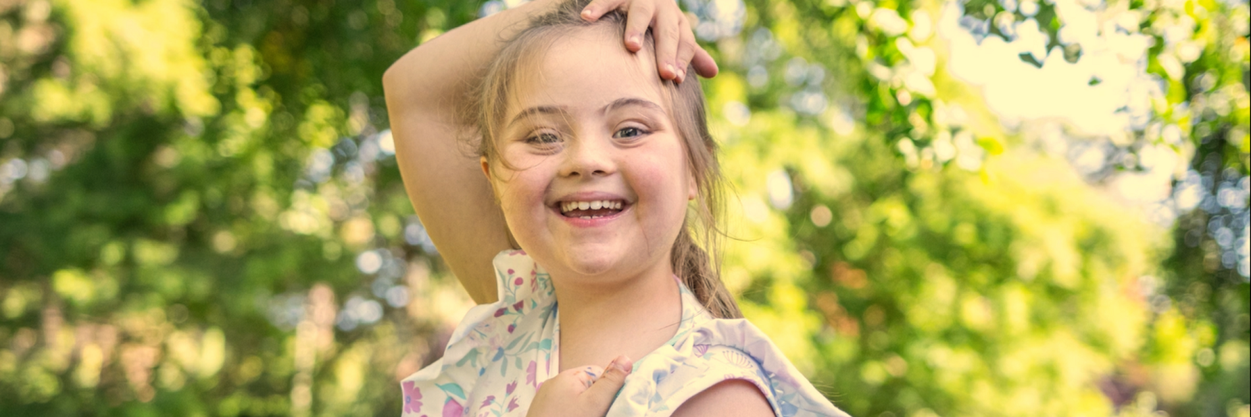 niña con síndrome de down sonriendo