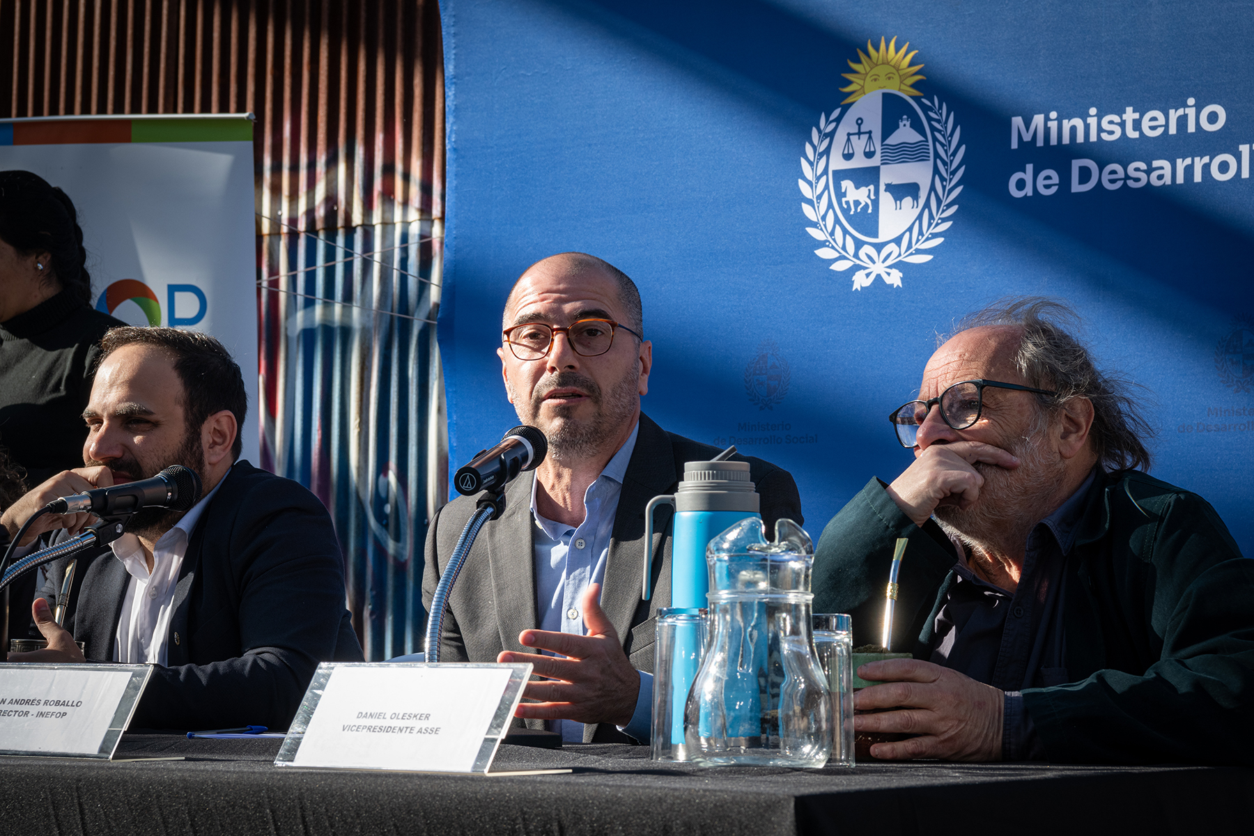 Habla en el acto el director de INEFOP, Juan Andrés Roballo, a su lado el ministro Civila y el vicepresidente de ASSE Daniel Olesker