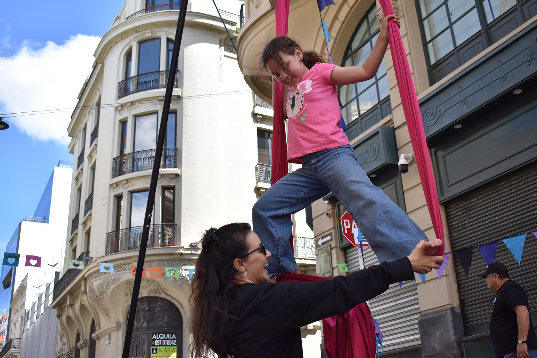 Niña jugando con telas