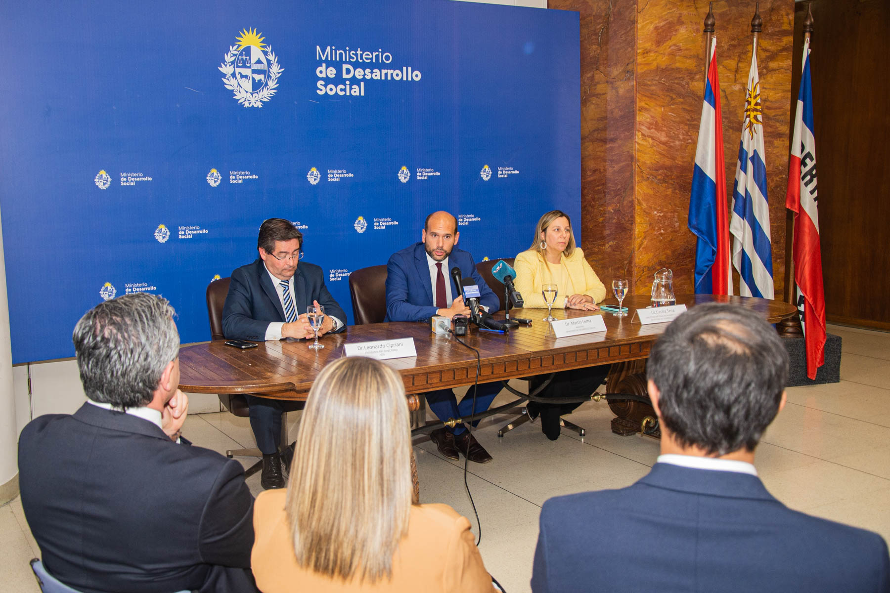 Autoridades de MIDES y ASSE en presentación de convenio