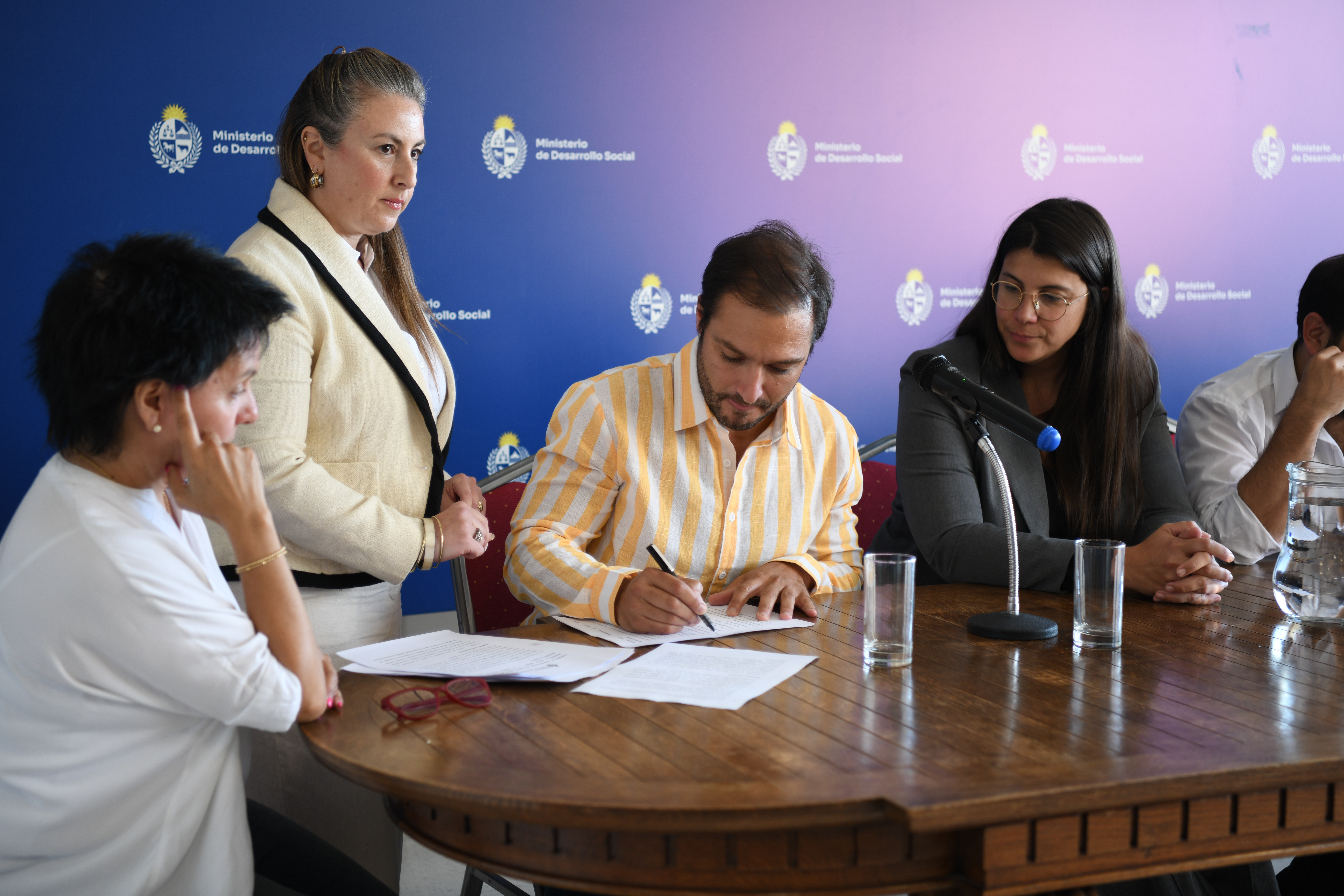 Presidente de ANDE firmando convenio.