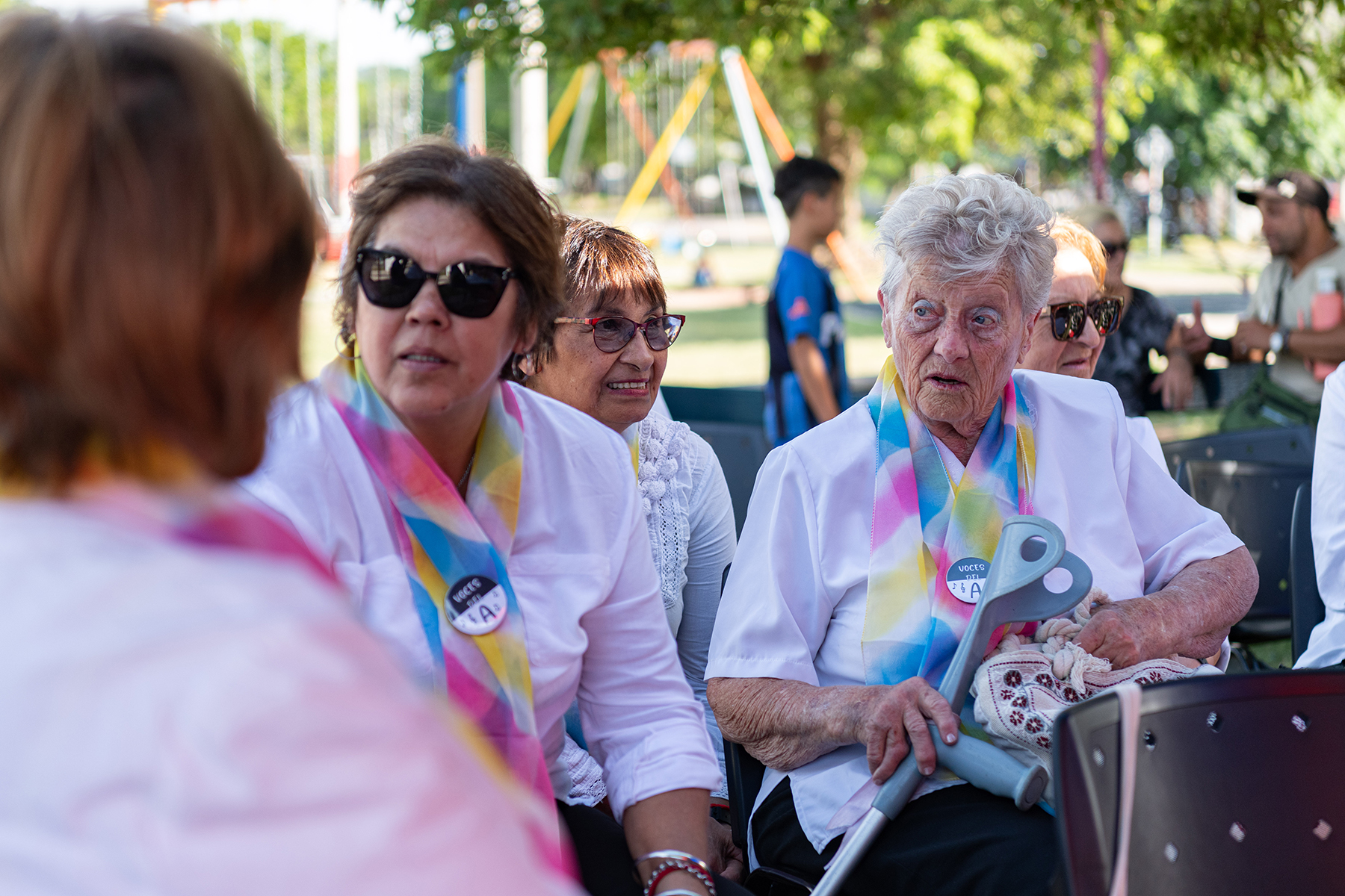 Mujeres mayores en la inauguración de centro en Tres Ombúes.