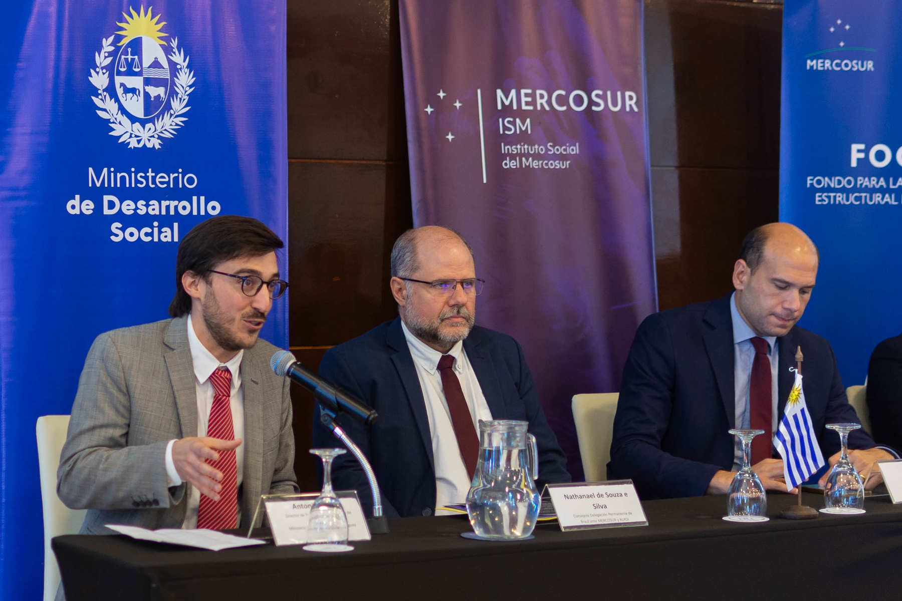 Antonio Manzi junto a ministro Lema y representante de Brasil en mesa de apertura