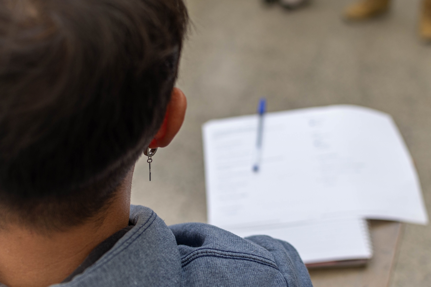 Hombre joven escribe en cuaderno en curso de Carniceros