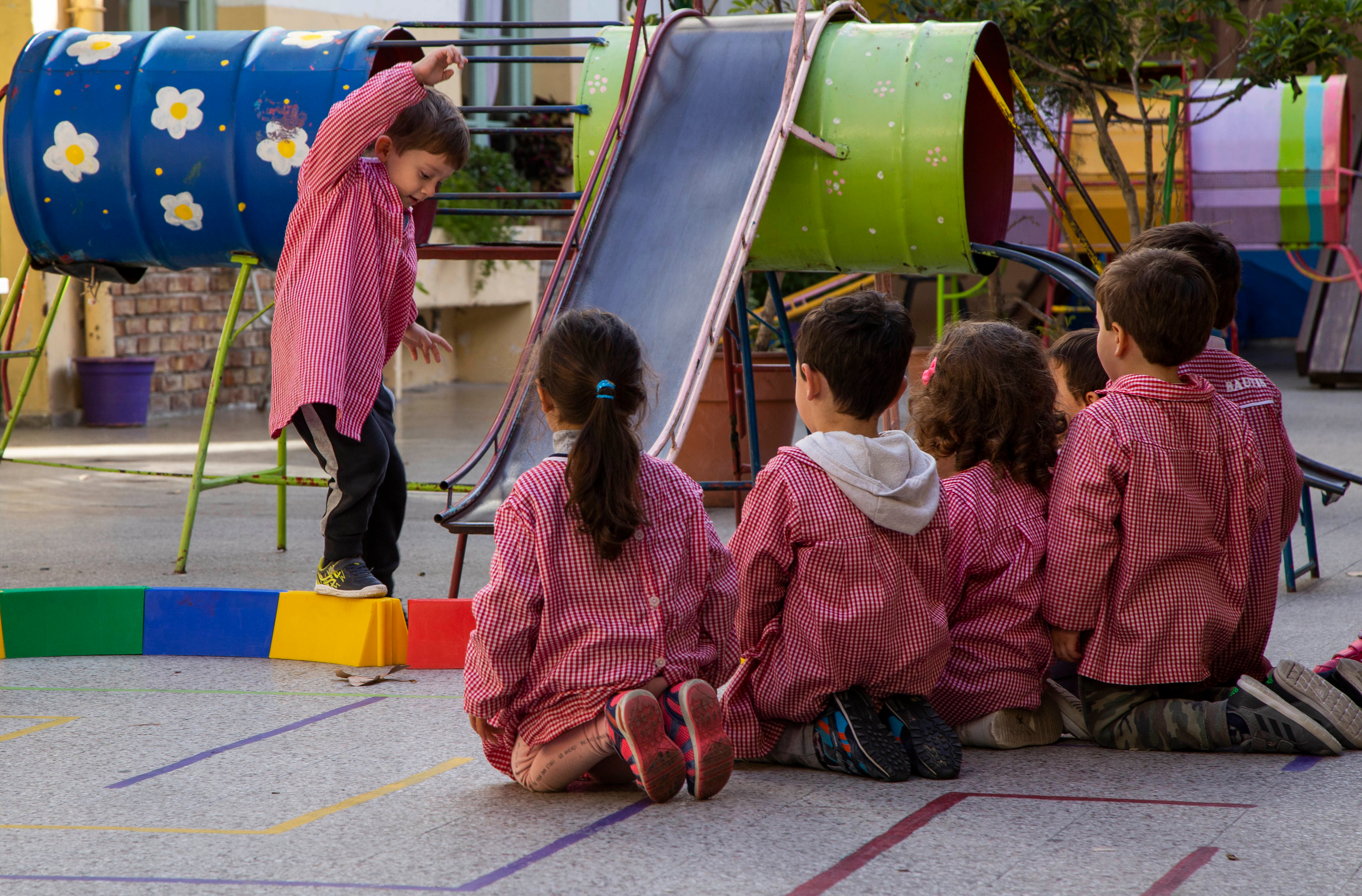 Niños jugando en el patio del jardín.