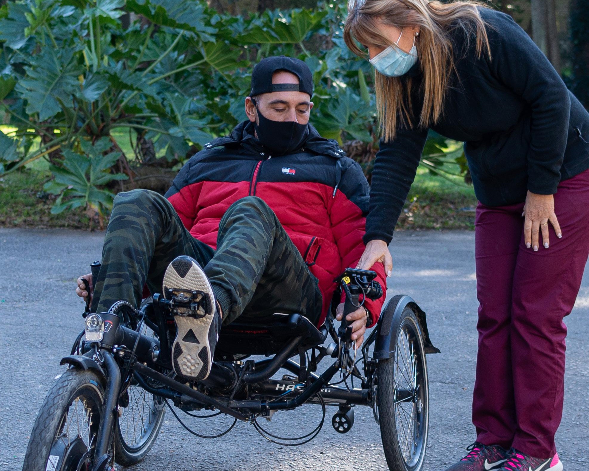 Persona usando una silla de ruedas adaptada