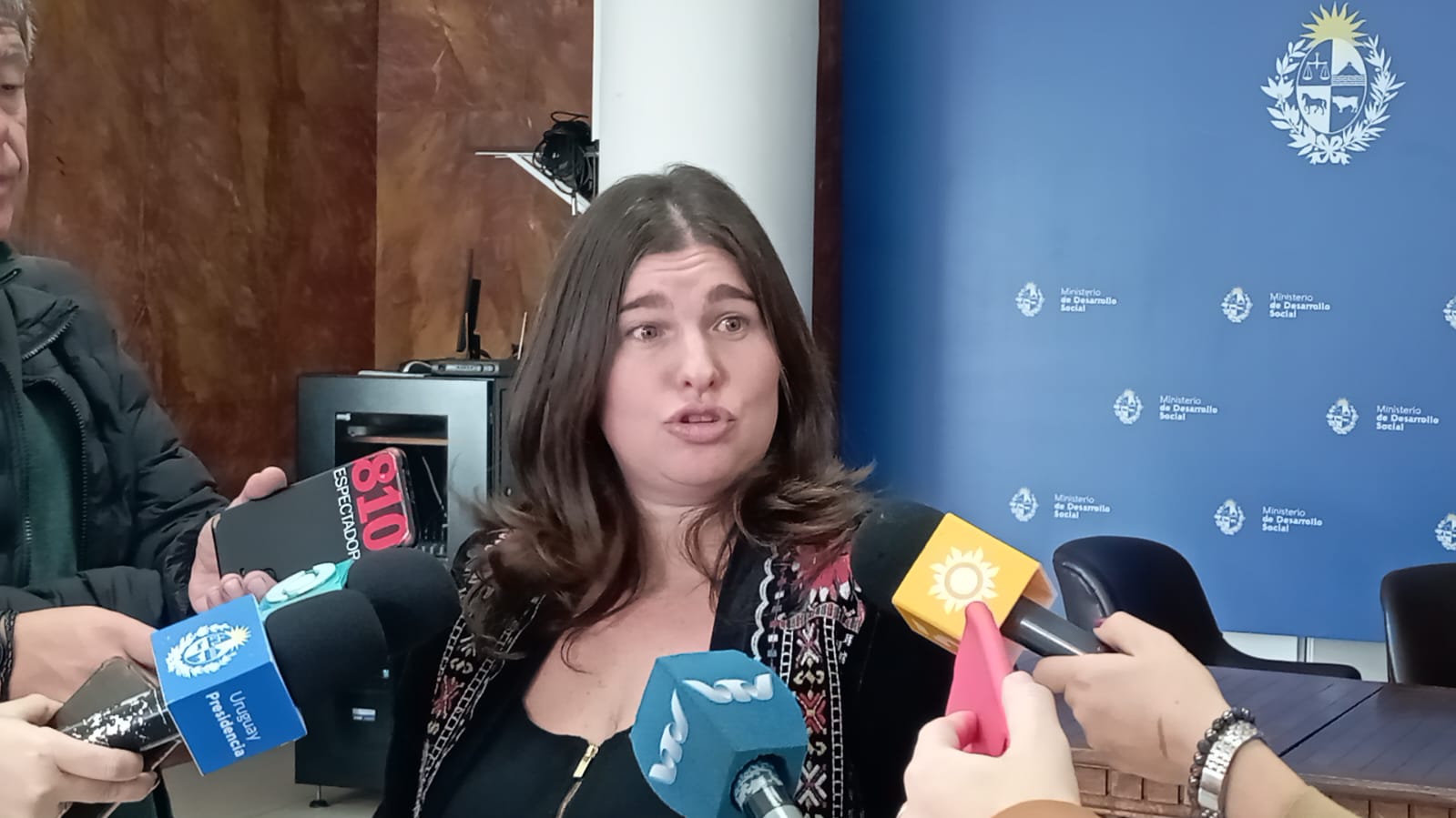 Karen Sass entrevistada por la prensa.