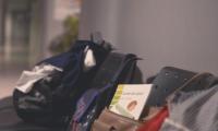 Corresponsabilida de género Cartera con un carné de salud de un niño