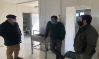 autoridades en planta de procesamiento de pescado recorrida por Flores