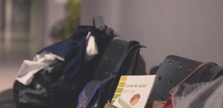 Corresponsabilida de género Cartera con un carné de salud de un niño