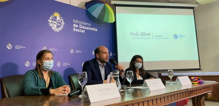 Autoridades de gobierno y representantes de la sociedad civil en Mes de la Diversidad