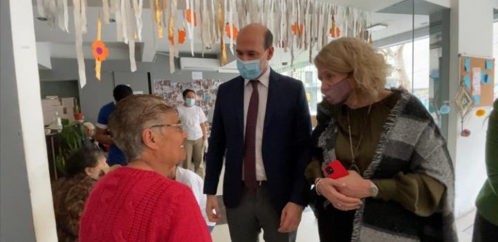 Ministro Lema y directora Fernanda Auersperg junto a usuarios de refugio en jornada de corte de pelo
