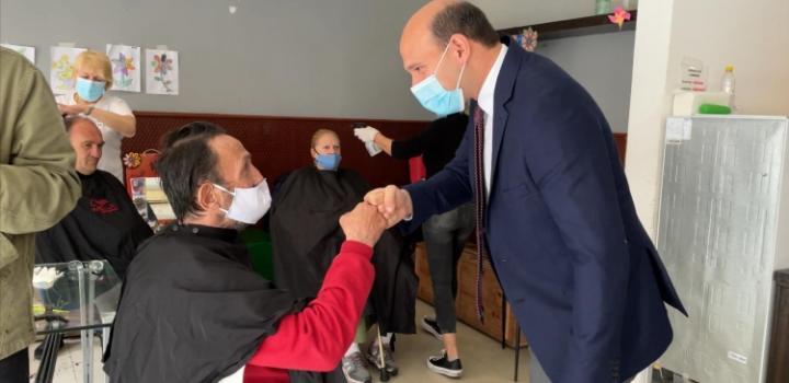 Ministro Lema visita a usuarios en jornada solidaria de corte de cabello en refugios