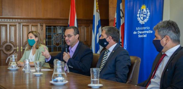 equipo de personas representantes del correo y ministerio